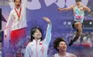 中国女性足球选手携手冲刺胜利，勇往直前