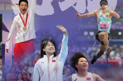 中国女性足球选手携手冲刺胜利，勇往直前